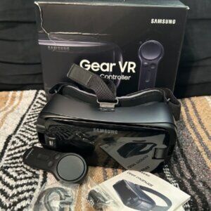 Samsung Gear VR with Controller in box Powered by Oculus